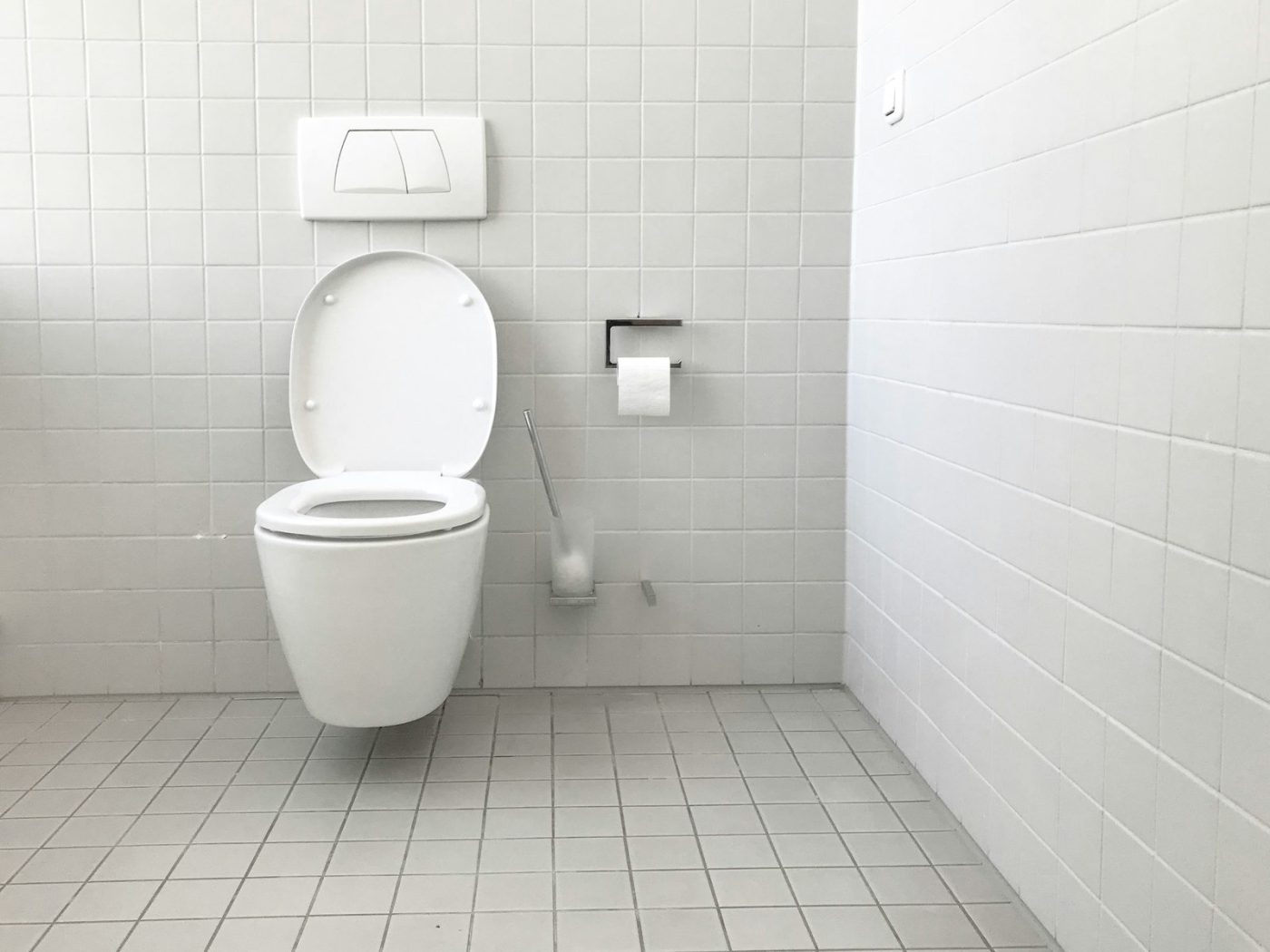 Wall-hung toilet in a tiled bathroom